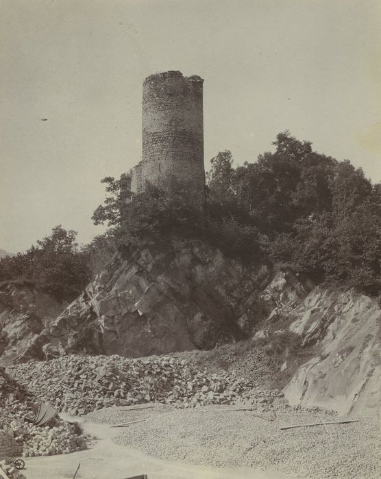 Château de la Rochette (restes) : Vue partielle des ruines dans leur environnement