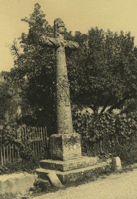 Croix de carrefour dite croix du chef-lieu, vue générale