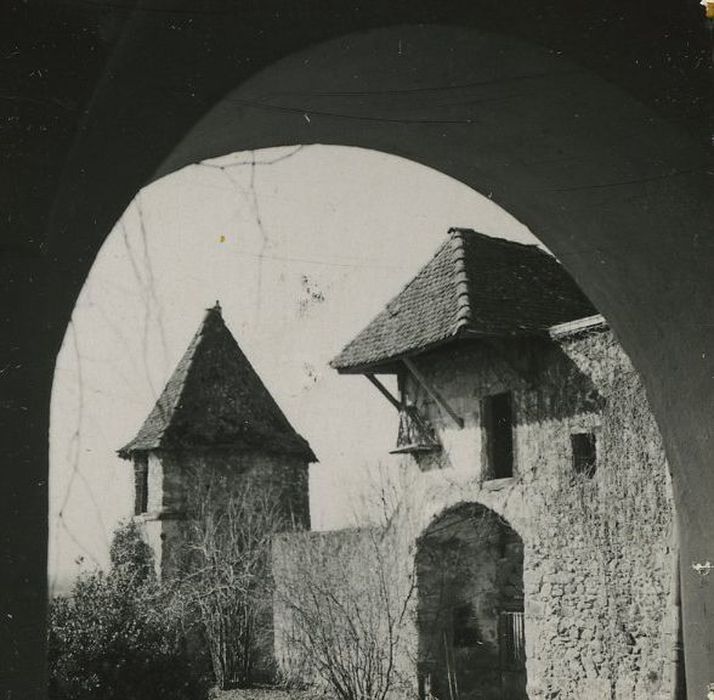 Château de Promery : Porterie, ensemble ouest, vue partielle