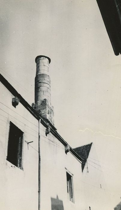 Immeuble dépendant de l'ancien monastère des Chartreux : Détail de la cheminée