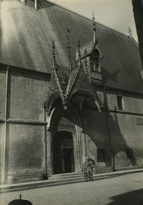 Hôtel-Dieu ou Hospices civils de Beaune : Façade est sur rue, portail d’accès, vue générale