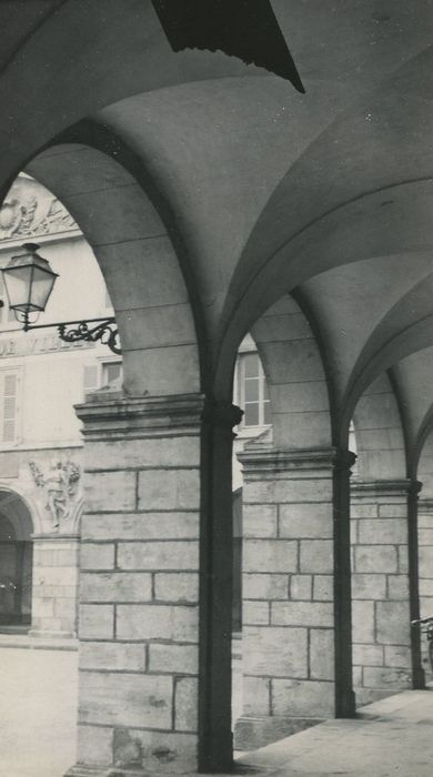 Couvent des Ursulines (ancien) : Cloître, galerie de l’aile sud, vue partielle