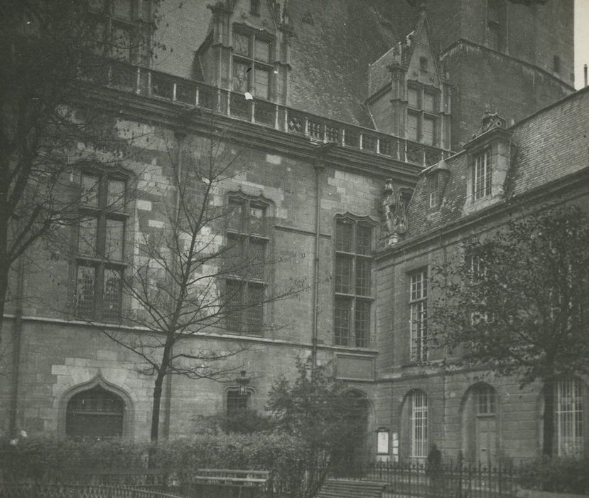 Hôtel des Ducs de Bourgogne (ancien) : Cour intérieure, vue partielle des façades