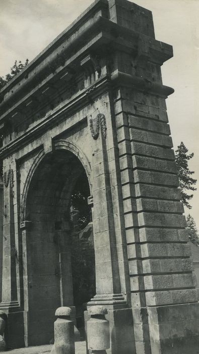 Porte de ville dite Porte de Paris : Elévation nord-est, vue générale