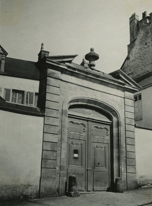 Maison : Portail sur rue, vue générale