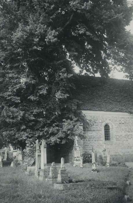 Eglise Saint-Cyr et Sainte-Julitte : Façade latérale sud, vue partielle