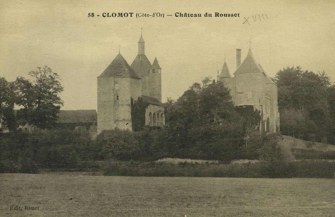 Château du Roussay : Vue générale du château dans son environnement depuis l’Est