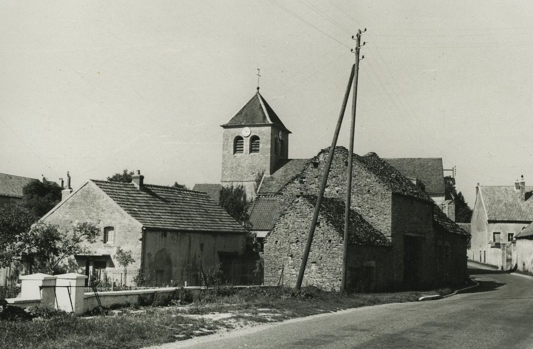 Eglise paroissiale : Vue partielle de l’église dans son environnement depuis le Sud