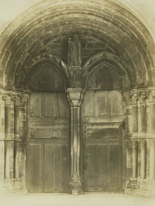 Eglise paroissiale : Portail occidental, vue générale