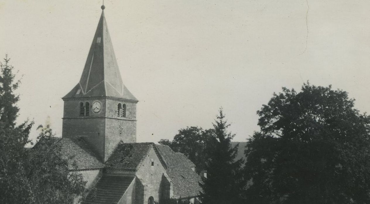 Eglise paroissiale : Vue partielle de l’église dans son environnement depuis le Nord-Est