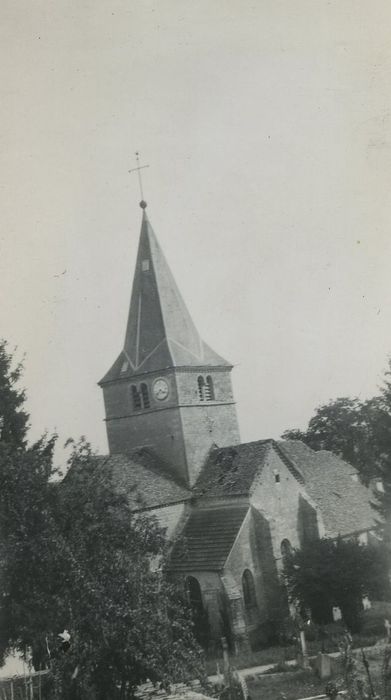 Eglise paroissiale : Vue partielle de l’église dans son environnement depuis le Nord-Est