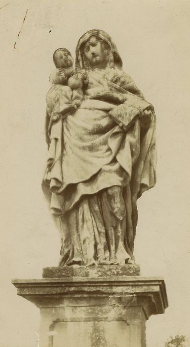 statue : Vierge à l’Enfant