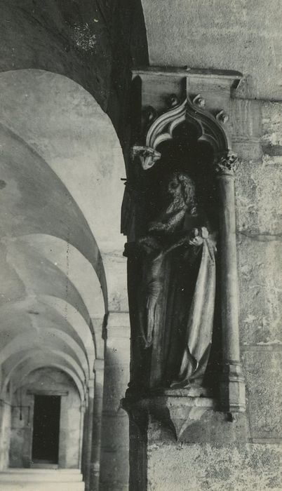 Couvent des Cordeliers (ancien) : Cloître, détail d’un pilier d’angle