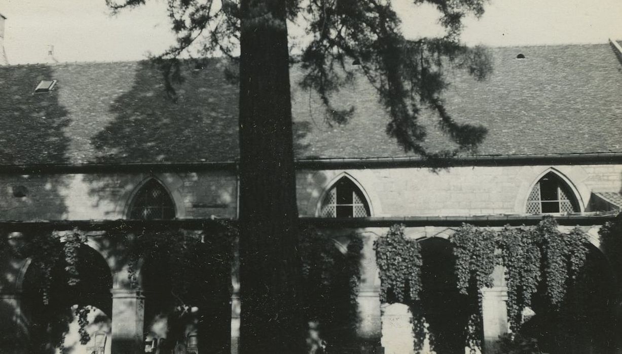 Couvent des Cordeliers (ancien) : Cloître, vue partielle