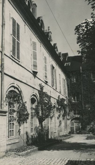 Couvent des Cordeliers (ancien) : Aile sud, façade sur kle cloître, vue partielle