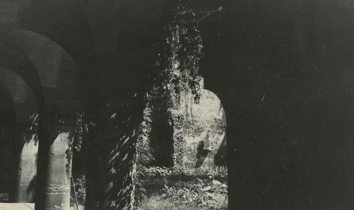 Couvent des Cordeliers (ancien) : Cloître, galerie nord, vue partielle