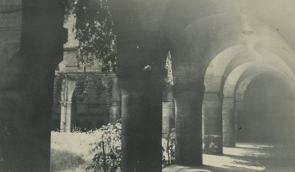 Couvent des Cordeliers (ancien) : Cloître, vue partielle