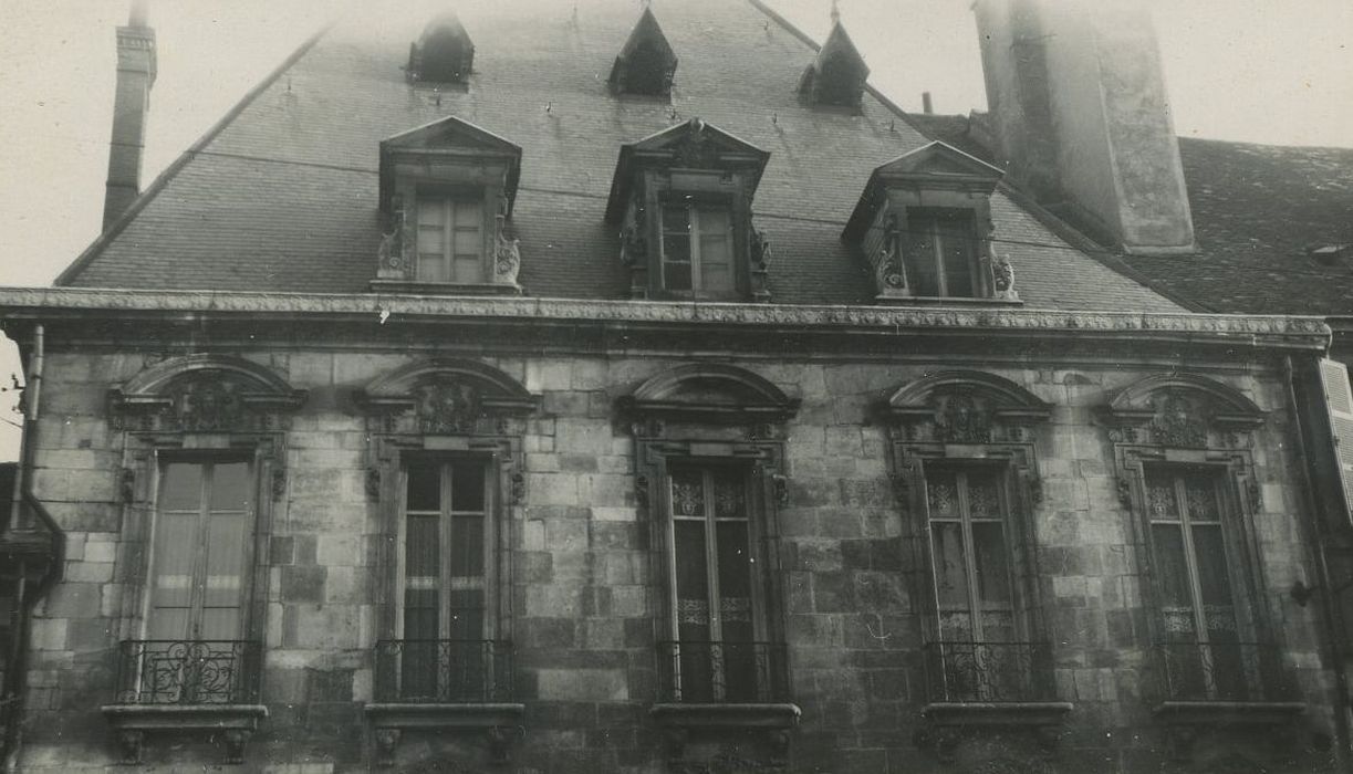 Hôtel Perreney de Baleure : Façade sur rue, vue partielle