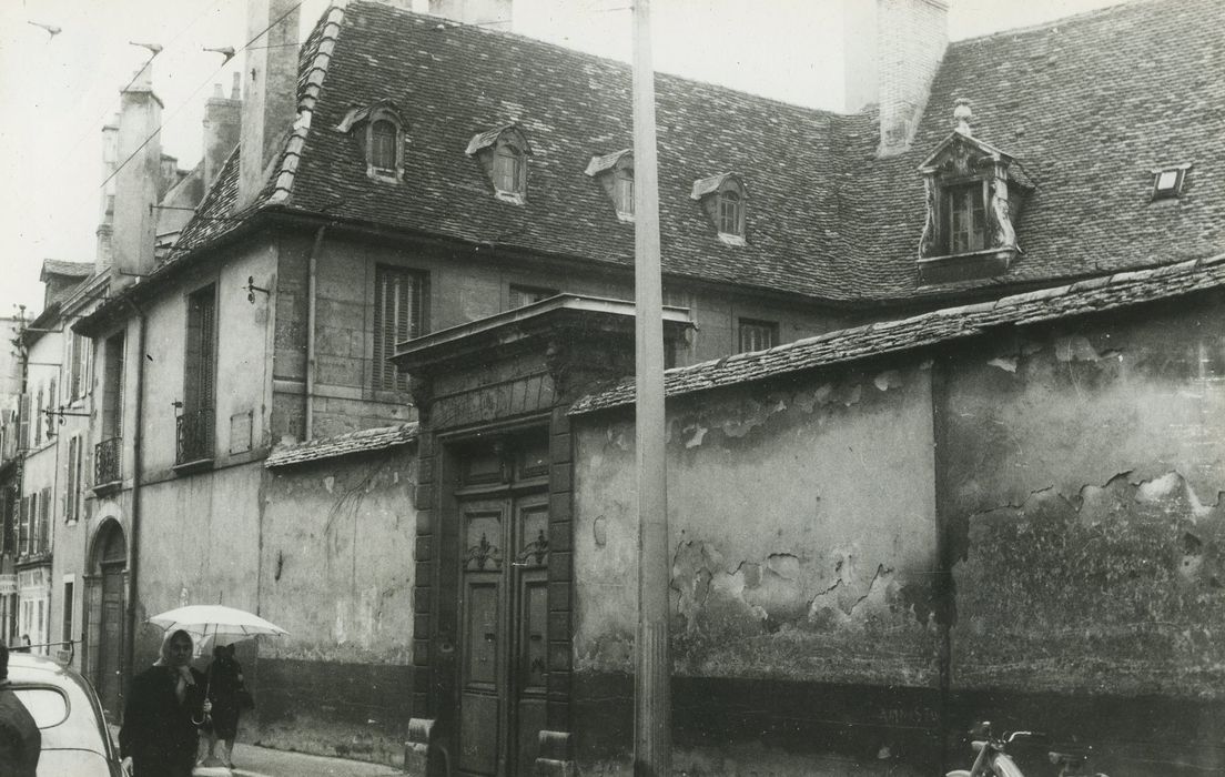 Hôtel Buffon : Mur de clôture sur rue, vue générale