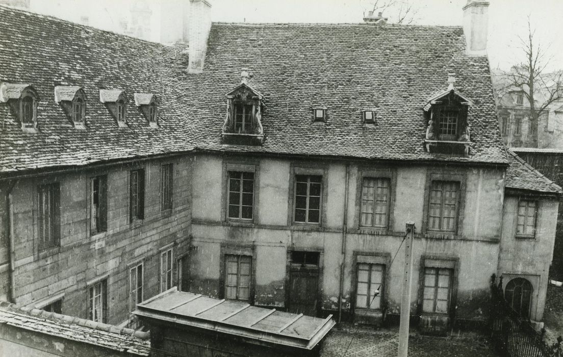 Hôtel Buffon : Façades sur cour, vue générale