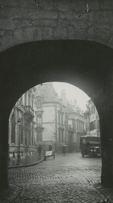 Porte dite de l'Ancien Evêché : Vue générale de la perspective depuis la porte en direction de l’Est