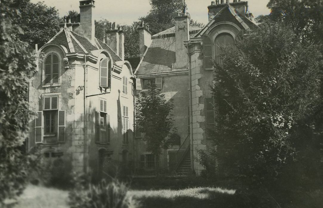 Castel situé dans le lycée technique du Castel : Façades sud et ouest, vue partielle