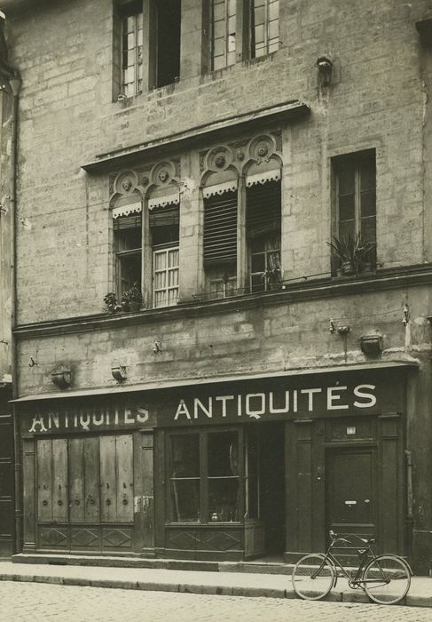 Hôtel des Griffons : Façade sur rue, vue partielle