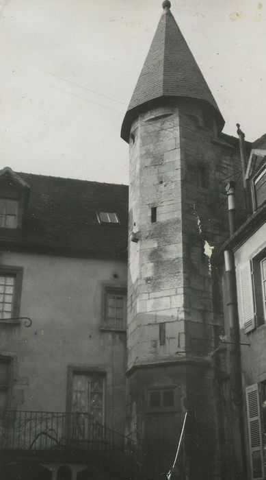 Maison dite Le Petit Cîteaux : Cour intérieure, tourelle d’escalier, vue générale