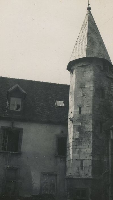 Maison dite Le Petit Cîteaux : Cour intérieure, tourelle d’escalier, vue générale