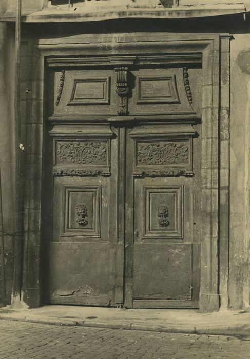 Immeuble : Porte d’accès sur rue, vue générale