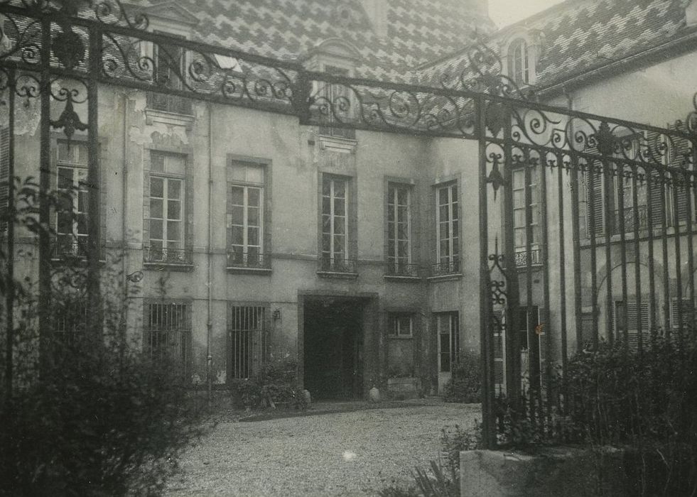 Hôtel Berbis de Longecourt : Façade sur cour, vue partielle