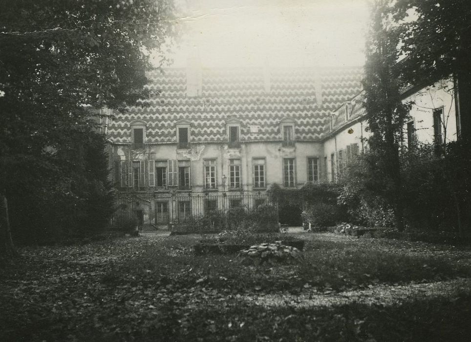 Hôtel Berbis de Longecourt : Façade sur jardin, vue générale