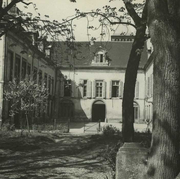 Hôtel Coeurderoy (ancien) : Façades sur jardin, vue partielle