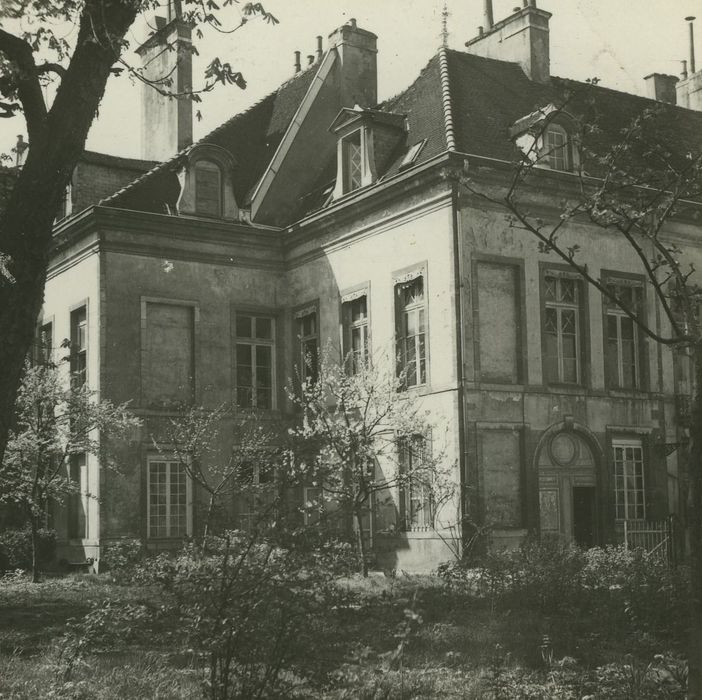 Hôtel Coeurderoy (ancien) : Façades sur jardin, vue partielle