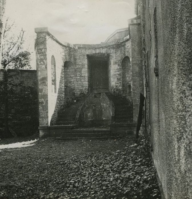 Hôtel Coeurderoy (ancien) : Jardin, vue partielle de bâtiments ruinés