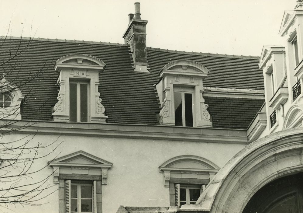 Hôtel Bouhier (petit) : Façade nord sur cour, détail des lucarnes