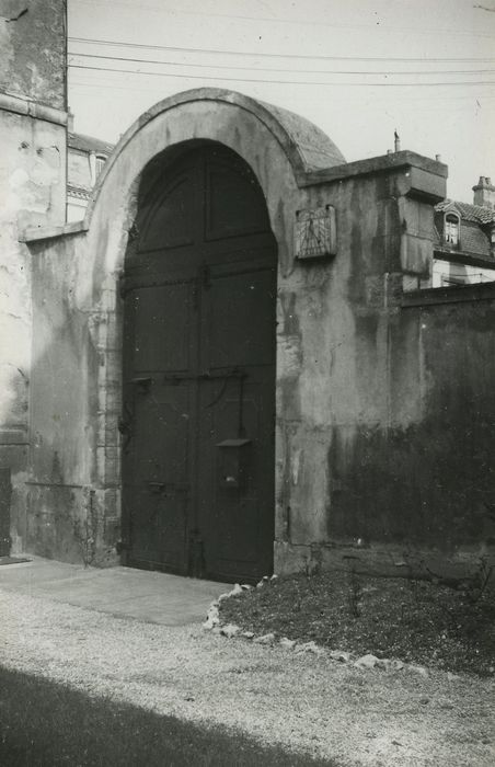 Hôtel Bouhier (petit) : Portail d’accès à la rue, vue générale