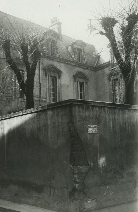 Hôtel Bouhier (petit) : Mur de clôture de la cour, vue partielle