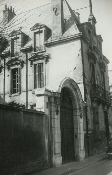 Hôtel Bouhier (petit) : Portail d’accès sur rue, vue générale