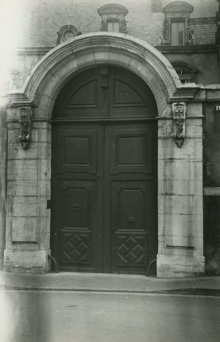 Hôtel Bouhier (petit) : Portail d’accès sur rue, vue générale