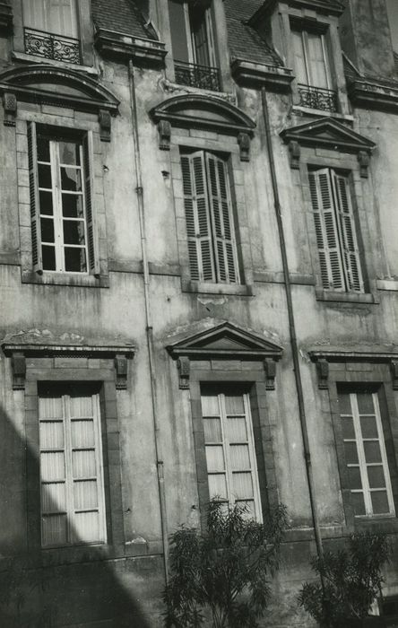 Hôtel Bouhier (petit) : Façade est sur cour, vue partielle