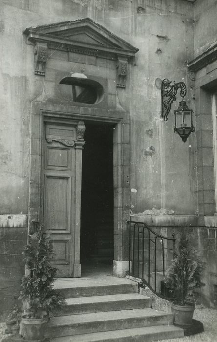 Hôtel Bouhier (petit) : Façade nord sur cour, détail de la porte d’accès