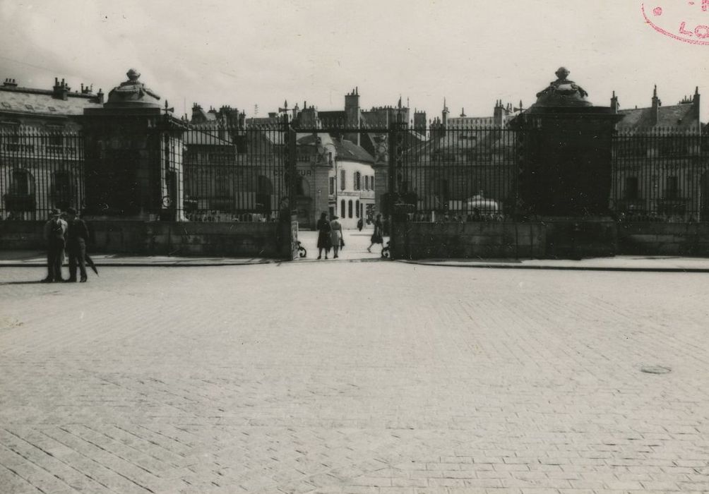 Palais des Ducs et des Etats de Bourgogne (ancien) : Grilles d’accès à la cour sud, vue générale