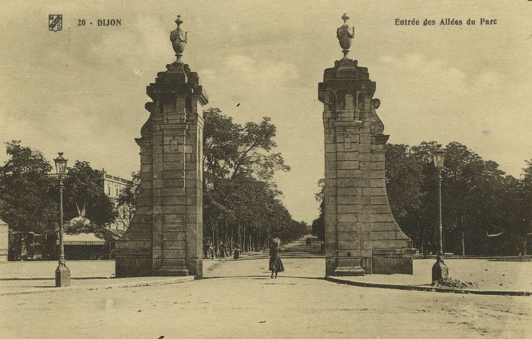 Parc de Dijon et domaine contigü de la Colombière : Pylônes de l'entrée des allées du parc