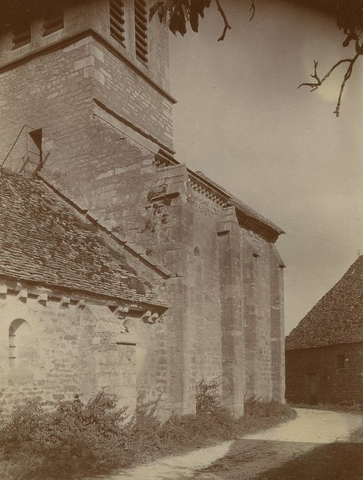 Eglise Saint-Pierre : Façade latérale sud, vue partielle