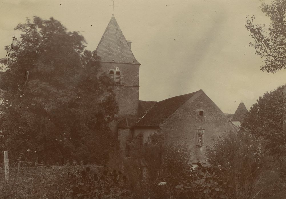 Eglise Saint-Jean l'Evangéliste : Vue partielle de l’église dans son environnement depuis l’Ouest