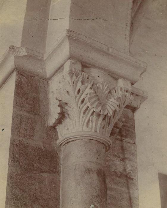 Chapelle du cimetière (ancienne) : Détail d’un chapiteau