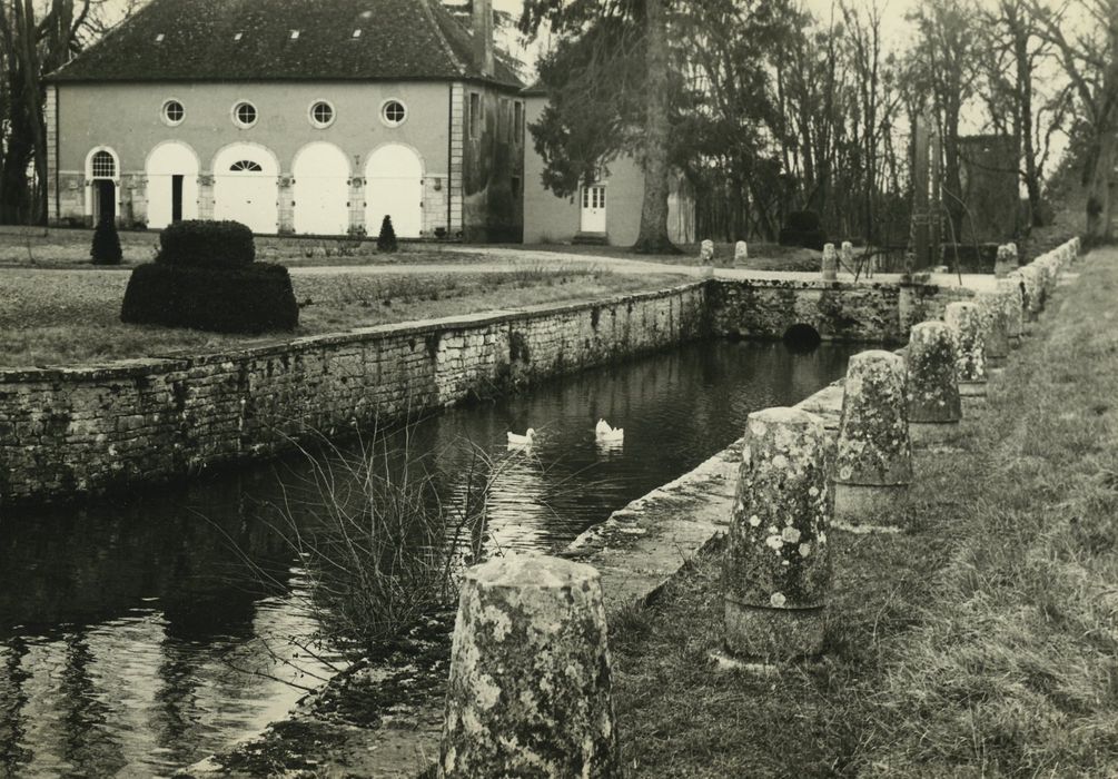 Château : Douves nord, vue partielle