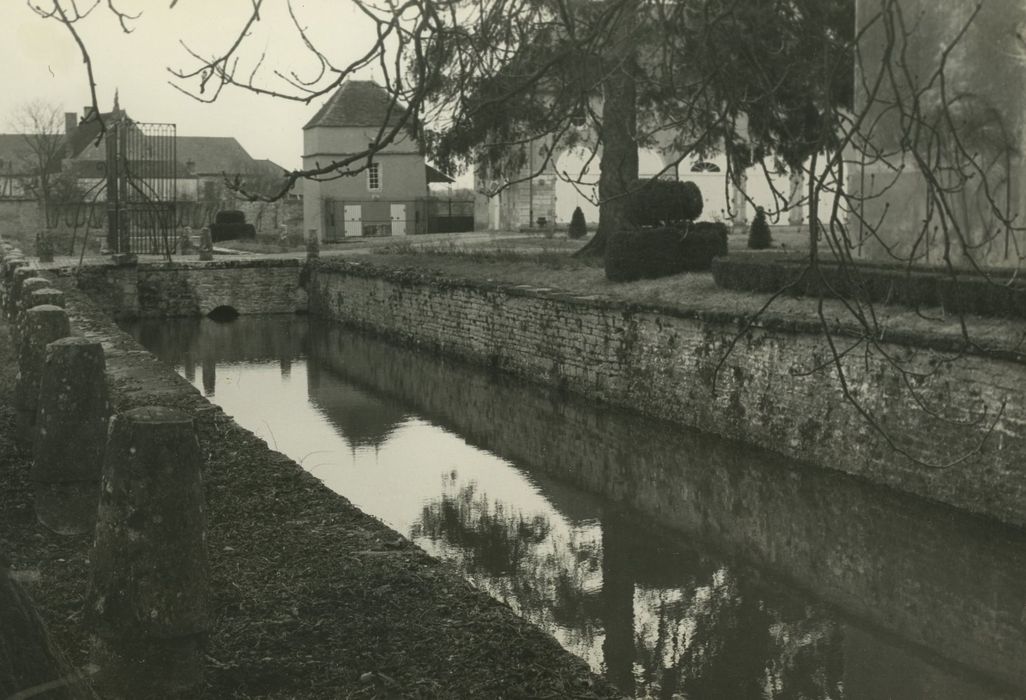 Château : Douves nord, vue partielle