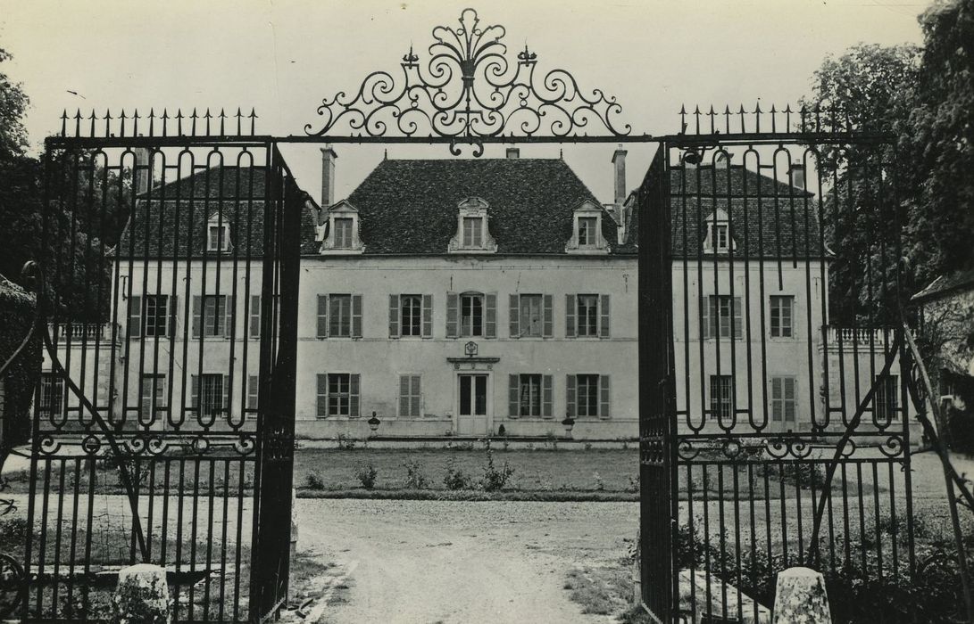 Château : Grilles d’accès nord, vue générale